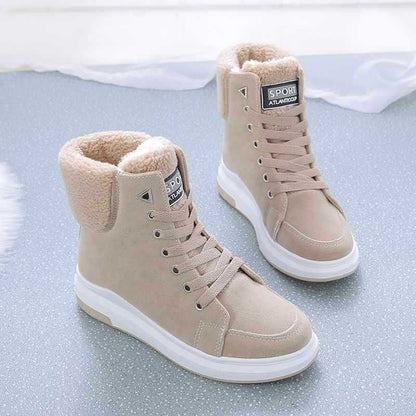 Beige Winterstiefel mit Fellfutter, Schnürsenkeln und sportlichem Design auf grauem Hintergrund. Ideal für kaltes Wetter und modische Outfits.