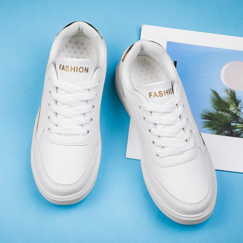 Weiße Sneaker auf blauem Hintergrund, mit "Fashion"-Aufschrift, neben einem Foto mit Palmenmotiv. Moderne, stilvolle Turnschuhe für Damen und Herren.