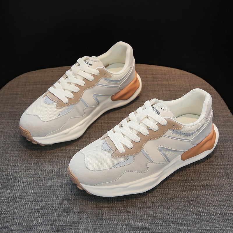 Weiße und beige Sneaker auf grauem Hintergrund, modisches Design, bequeme Sportschuhe, ideal für Freizeit und Sport, trendige Herrenmode.