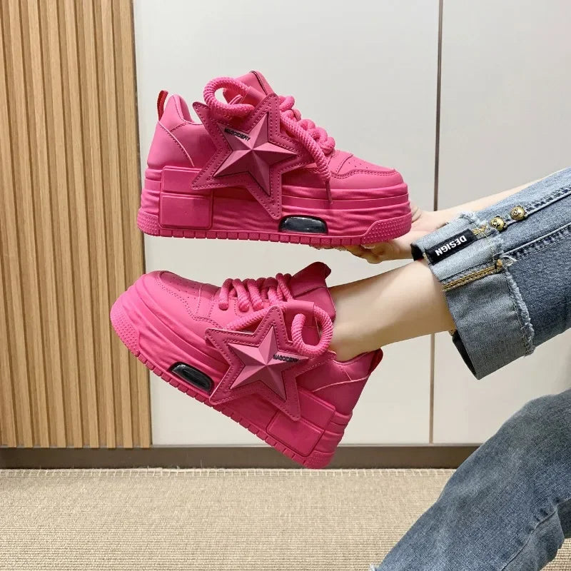 Pinkfarbene Plateau-Sneaker mit Sternmotiv, trendige Damenschuhe, auffälliges Design, modische Freizeitschuhe, ideal für Streetwear-Looks.
