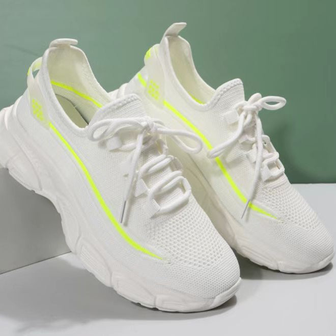 Weiße Sneaker mit neongelben Akzenten, atmungsaktivem Mesh-Obermaterial und dicker Sohle, ideal für Sport und Freizeit.