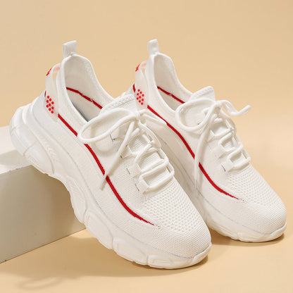 Weiße Sneaker mit rotem Streifen, atmungsaktives Mesh-Obermaterial, dicke Sohle, modisches Design, ideal für Sport und Freizeit.