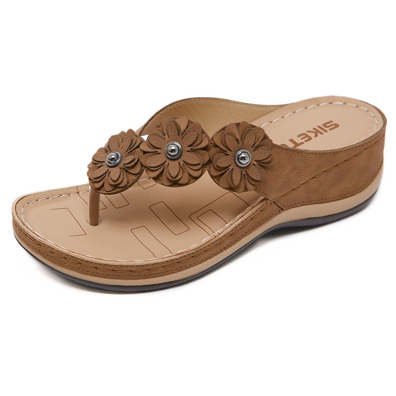 Braune Damen-Sandale mit Blumenverzierung, ergonomischem Fußbett und rutschfester Sohle. Bequeme Sommerschuhe für Damen.