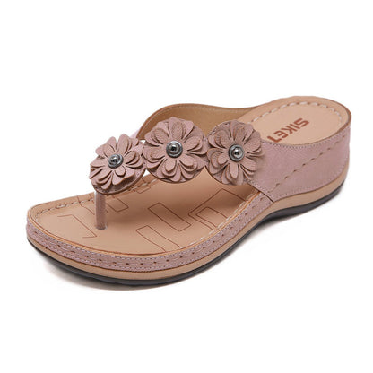 Damen Zehentrenner Sandale mit Blumenapplikationen, bequeme Sommerschuhe in Rosa, rutschfeste Sohle, ideal für Freizeit und Strand.