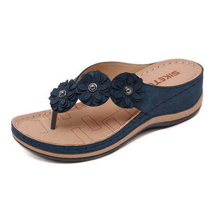 Damen Sandale mit blauen Blumenapplikationen, ergonomischem Fußbett und rutschfester Sohle. Bequeme Sommerschuhe für Freizeit und Strand.