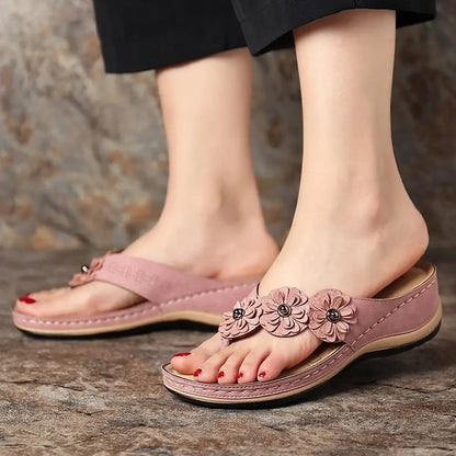 Damen Sandalen mit Blumenapplikationen, rosa, bequem, modisch, Sommer, rutschfeste Sohle, ideal für Freizeit und Strand.