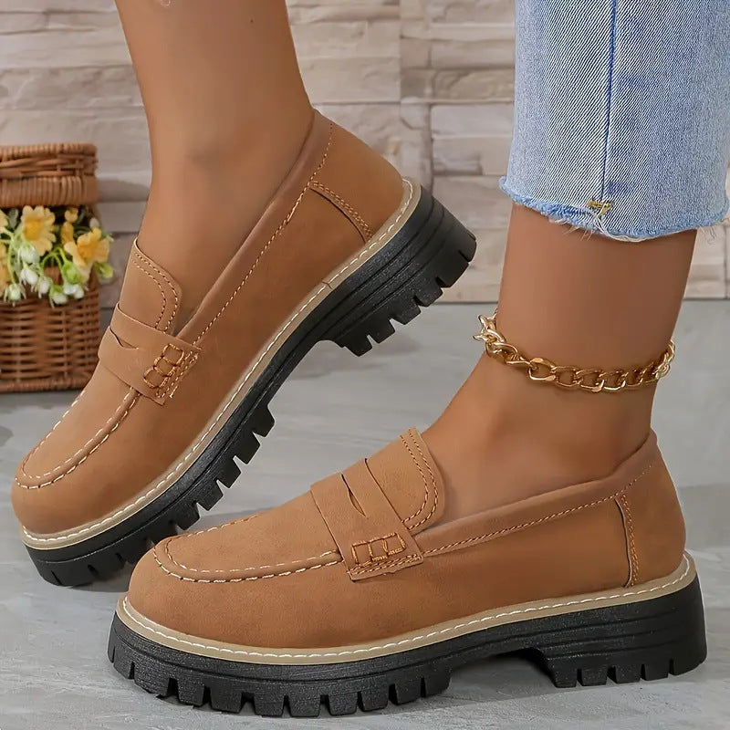 Damen Loafer Schuhe, braun, mit dicker Sohle, kombiniert mit Jeans. Modische, bequeme Schuhe für Herbst und Frühling. Ideal für Freizeitoutfits.