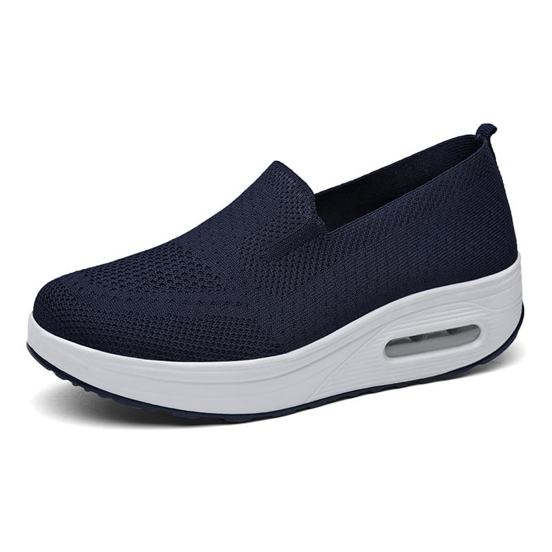 Dunkelblauer Damen-Sneaker mit weißer Plateau-Sohle, atmungsaktivem Strick-Obermaterial und Slip-On-Design. Bequeme Freizeitschuhe für Alltag.