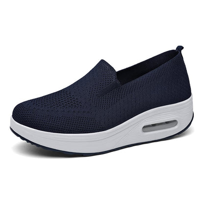 Dunkelblauer Damen-Sneaker mit weißer Plateau-Sohle, atmungsaktivem Strick-Obermaterial und Slip-On-Design. Bequeme Freizeitschuhe für Alltag.