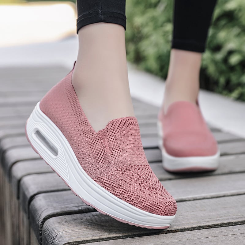 Damen Slip-On Sneaker in Rosa mit atmungsaktivem Mesh-Obermaterial und dicker, weißer Sohle. Bequem, modisch, ideal für Freizeit und Alltag.