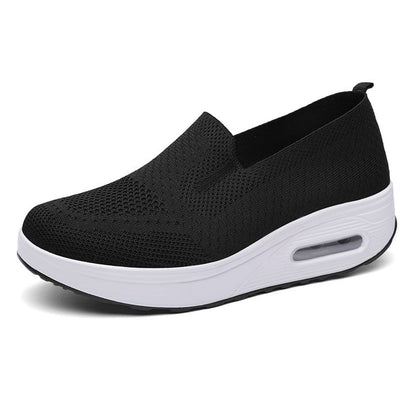 Schwarzer Damen-Sneaker mit weißer Sohle, atmungsaktivem Mesh-Obermaterial und erhöhtem Absatz. Bequeme Freizeitschuhe für Alltag und Sport.