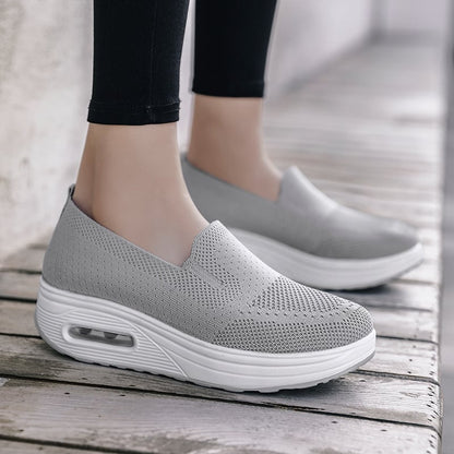 Graue Damen-Sneaker mit Luftpolstersohle, atmungsaktivem Mesh-Obermaterial und rutschfester Sohle, ideal für Komfort und Stil.