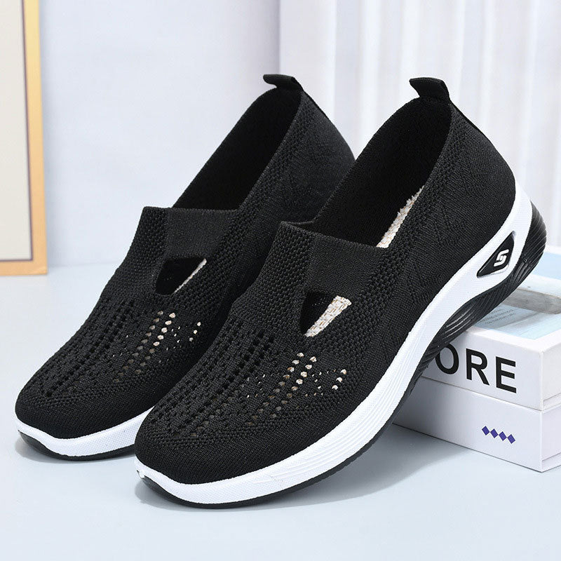 Schwarze Damen-Sneaker mit atmungsaktivem Mesh-Obermaterial, rutschfester Sohle und modernem Design auf weißem Hintergrund. Ideal für Freizeit und Sport.