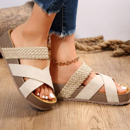 Damen Sandalen mit geflochtenen Riemen, Plateau-Sohle und Jeans. Sommermode, bequeme Schuhe, Freizeitlook, stilvolle Fußbekleidung.