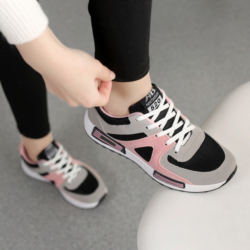 Person zieht rosa-schwarze Sportschuhe an. Bequeme Sneaker, ideal für Laufen und Freizeit. Modische Turnschuhe für Damen.