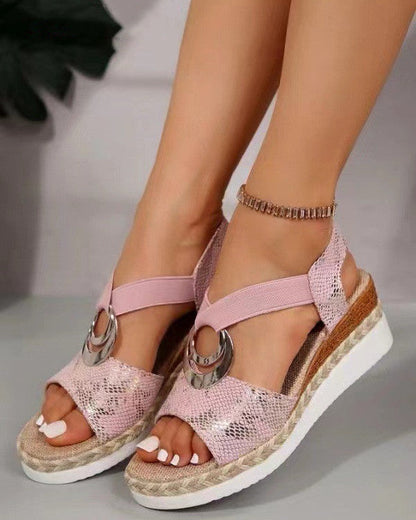 Damen Sandalen in Rosa mit Schlangenleder-Optik, Keilabsatz und silbernen Verzierungen. Modische Sommerschuhe, bequem und stilvoll.