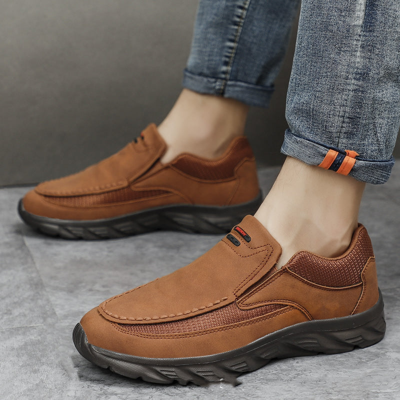 Braune Herren-Sneaker aus Leder, kombiniert mit blauen Jeans. Bequeme, rutschfeste Freizeitschuhe für den Alltag. Ideal für stilvolle Freizeitlooks.