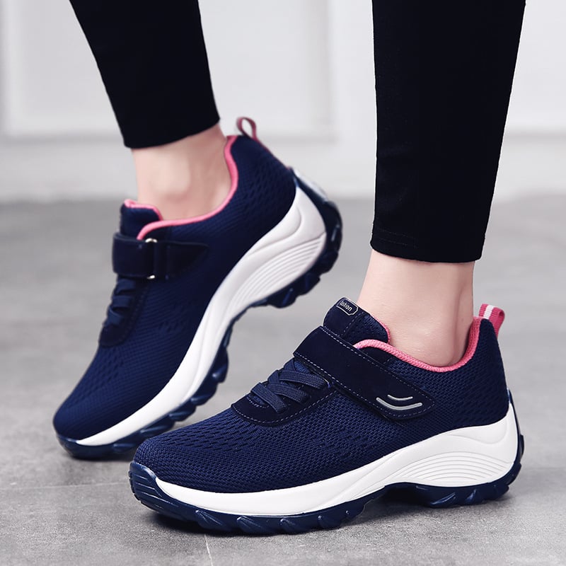 Damen Sneaker in Dunkelblau mit rosa Details, atmungsaktivem Mesh-Obermaterial und rutschfester Sohle. Ideal für Sport und Freizeit.