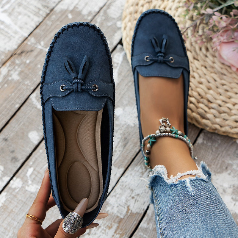 Damen Mokassins in Dunkelblau, aus Wildleder, mit Zierknoten und bequemer Innensohle. Perfekt für Freizeit und Alltag. Trendige, lässige Schuhe.