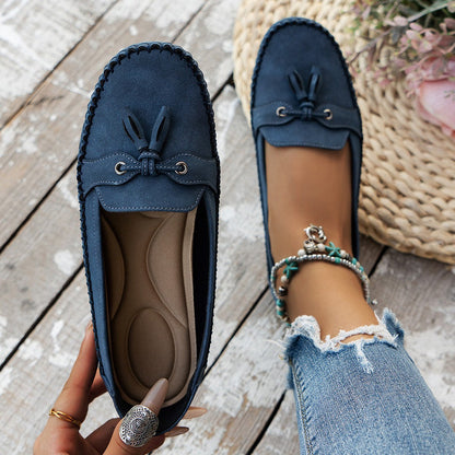 Damen Mokassins in Dunkelblau, aus Wildleder, mit Zierknoten und bequemer Innensohle. Perfekt für Freizeit und Alltag. Trendige, lässige Schuhe.