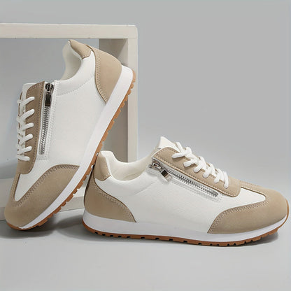 Weiße und beige Sneaker mit Reißverschluss und Schnürsenkeln, seitlich präsentiert. Modische Sportschuhe für Damen und Herren, ideal für Freizeit und Sport.
