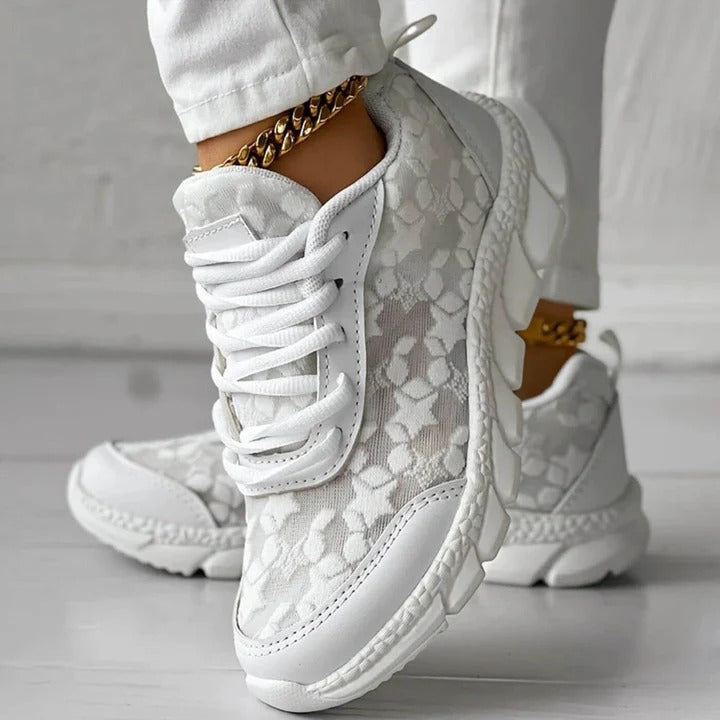 Weiße Damen-Sneaker mit Spitzenmuster, goldener Knöchelarmband, modisch, bequem, ideal für Freizeitkleidung, stilvoller Look.
