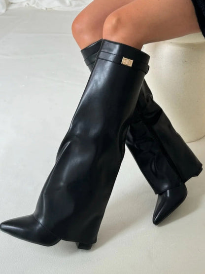 Schwarze, kniehohe Lederstiefel mit spitzem Absatz auf weißem Hintergrund. Modische Damenstiefel, elegantes Design, hochwertiges Material.