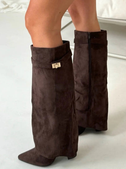 Braune Wildlederstiefel mit seitlichem Reißverschluss und Schnalle, knielang, modisch, Damenmode, Herbst-Winter-Trend, elegantes Schuhwerk.