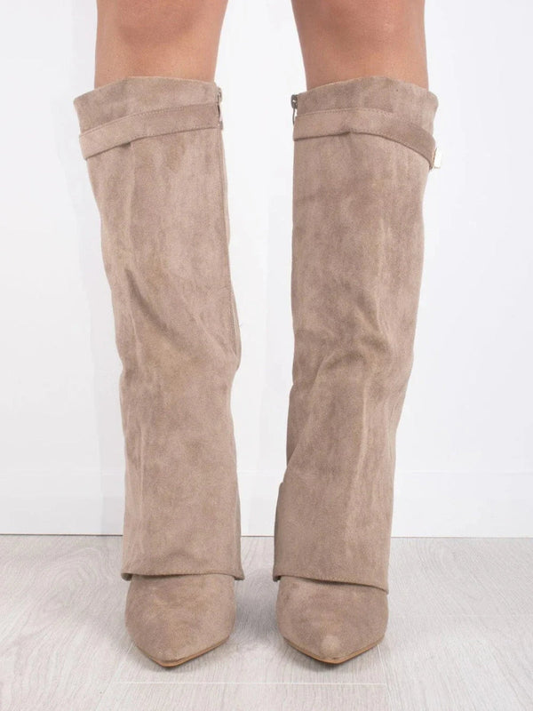 Beige Wildlederstiefel mit spitzer Zehenpartie und hohem Schaft, modisch und elegant, ideal für Herbst- und Winteroutfits.