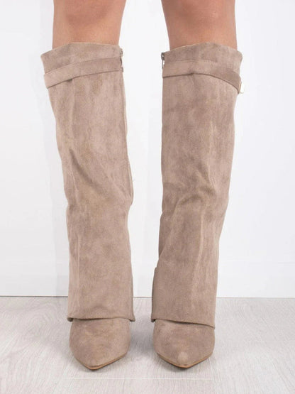 Beige Wildlederstiefel mit spitzer Zehenpartie und hohem Schaft, modisch und elegant, ideal für Herbst- und Winteroutfits.