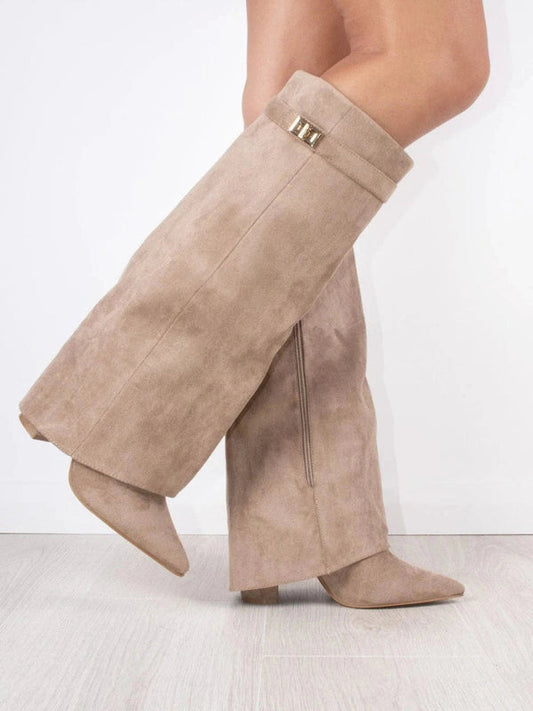 Beige Overknee-Stiefel aus Wildleder mit Blockabsatz und seitlichem Reißverschluss, getragen auf hellem Holzboden. Modetrend Damenstiefel.