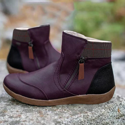 Damenstiefeletten in Dunkelrot mit Reißverschluss, rutschfester Sohle und gepolstertem Innenfutter. Modische Herbst- und Winterstiefel.
