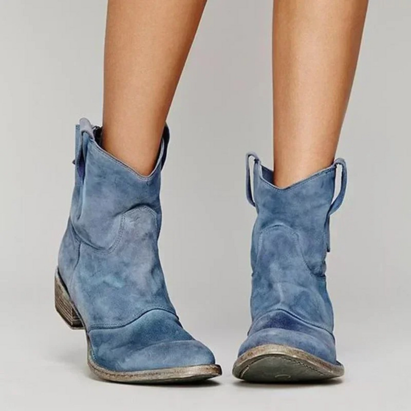 Blaue Wildleder-Cowboystiefel für Damen, abgenutzter Look, niedriger Absatz, modisch, ideal für Herbstmode und lässige Outfits.