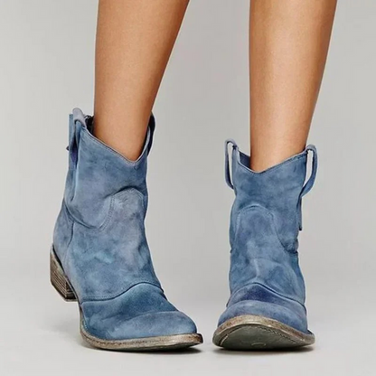 Blaue Wildleder-Cowboystiefel für Damen, abgenutzter Look, niedriger Absatz, modisch, ideal für Herbstmode und lässige Outfits.