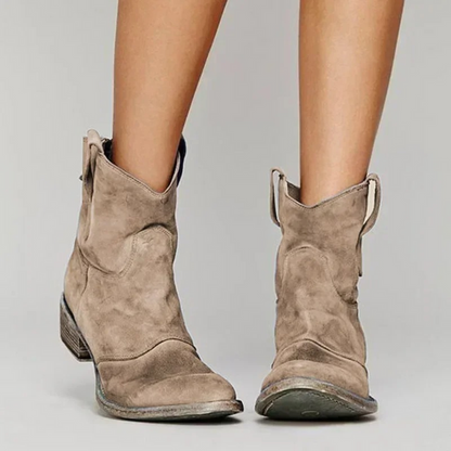 Damen Cowboy Stiefeletten aus Wildleder in Beige, mit abgerundeter Spitze und Blockabsatz. Modische Western-Boots für Herbst und Winter.