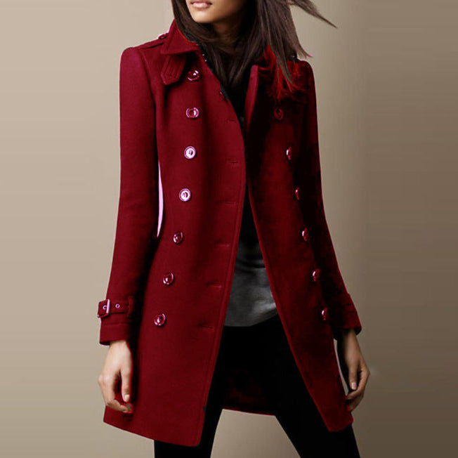 Frau in elegantem, rotem Wollmantel mit doppelter Knopfleiste, modisch, stilvoll, Herbstmode, Damenbekleidung, trendiger Look.