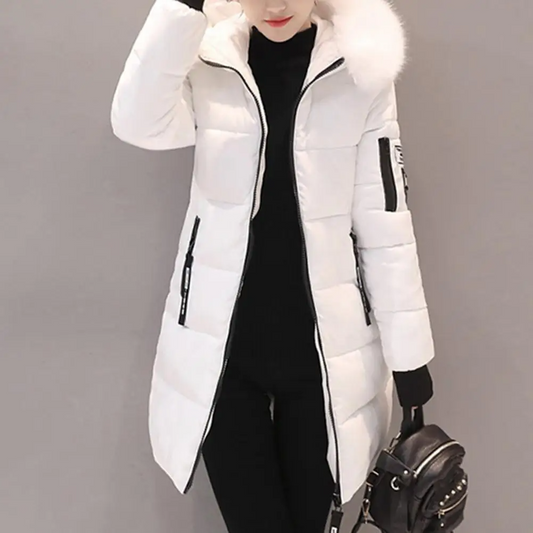 Weiße Damen-Daunenjacke mit Kapuze und Kunstfellbesatz, Reißverschlusstaschen, modisch, warm, ideal für Wintermode und Outdoor-Aktivitäten.