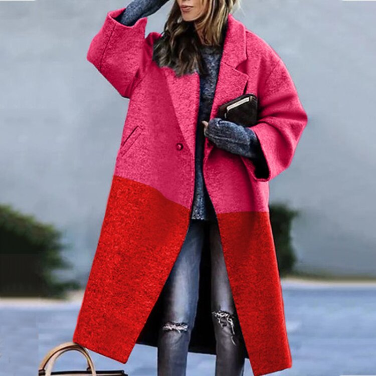Frau in modischem, zweifarbigem Mantel in Pink und Rot, hält Buch, trägt grauen Pullover und zerrissene Jeans. Trendige Wintermode, Streetstyle.