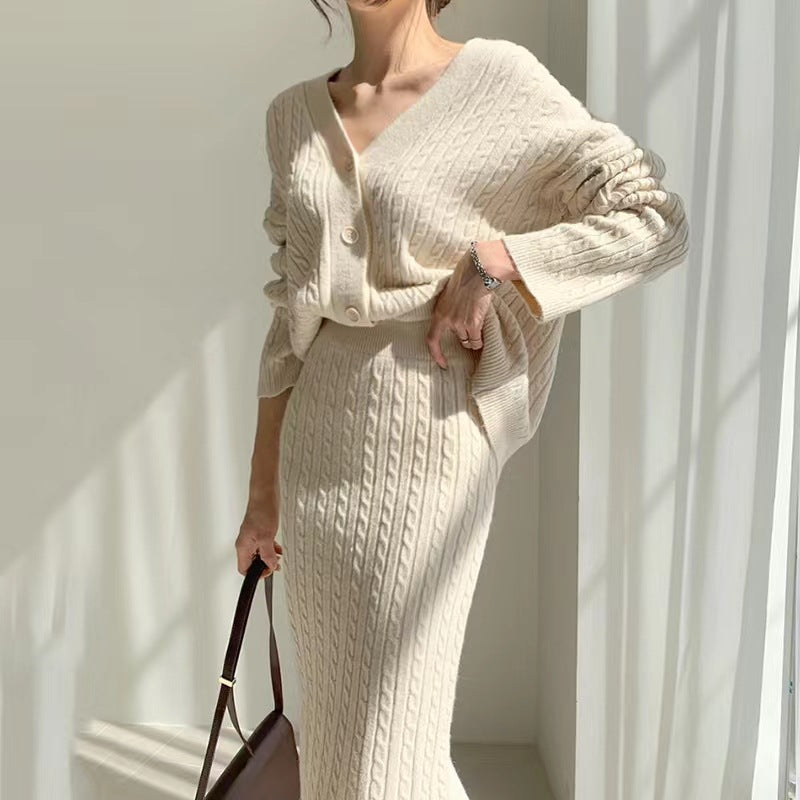 Detailansicht der Strickjacke mit V-Ausschnitt und fein gestrickter Struktur