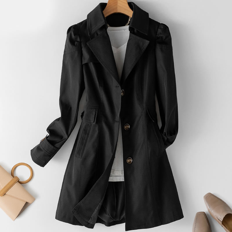 Schwarzer Damen-Trenchcoat auf Bügel, klassisches Design mit Knöpfen und Taschen, ideal für Herbstmode. Eleganter Mantel für stilvolle Outfits.