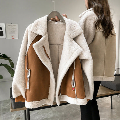 Damen Teddyjacke mit Reißverschluss, beige und braun, aus weichem Fleece, modisch und warm, ideal für Herbst und Winter.
