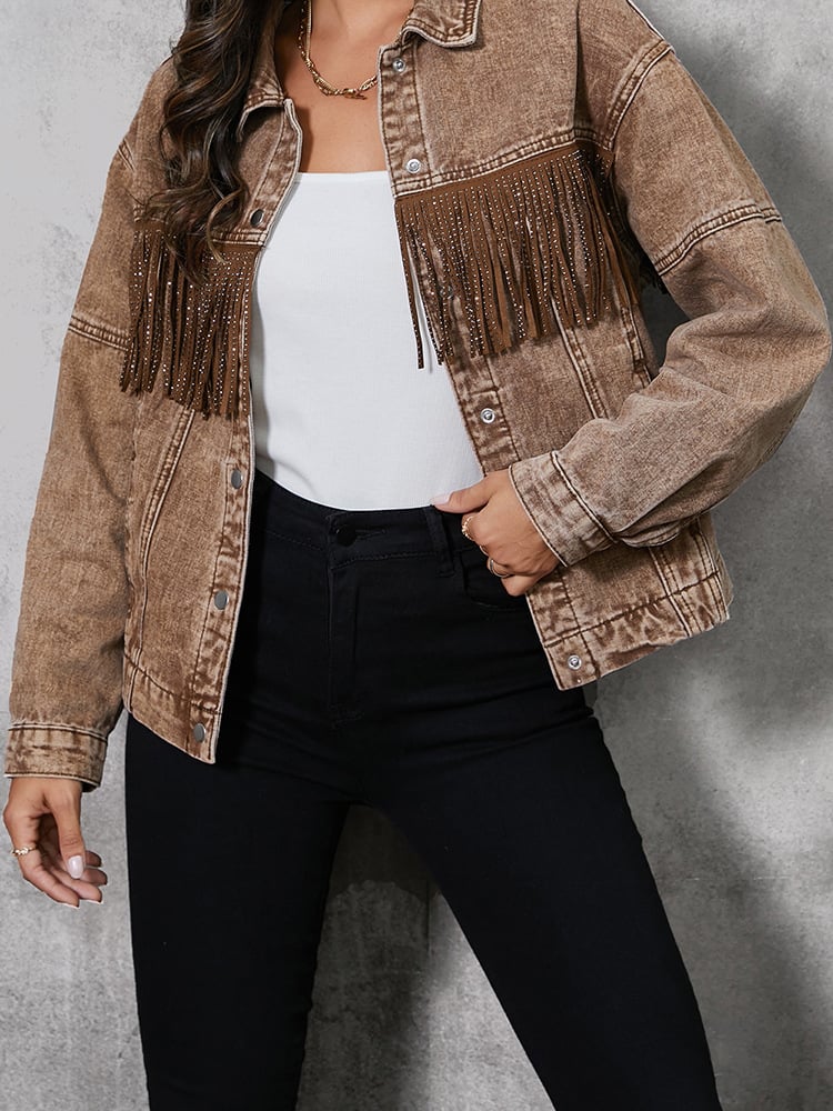 Damen-Jeansjacke mit Fransen, braun, kombiniert mit weißem Top und schwarzer Hose. Modetrend, lässiger Stil, Herbstmode.