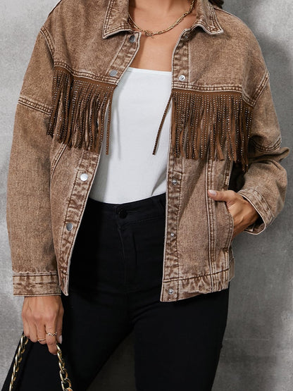Damen-Jeansjacke mit Fransen, braun, lässiger Stil, kombiniert mit weißem Top und schwarzer Hose. Modetrend, Streetwear, Herbstmode.