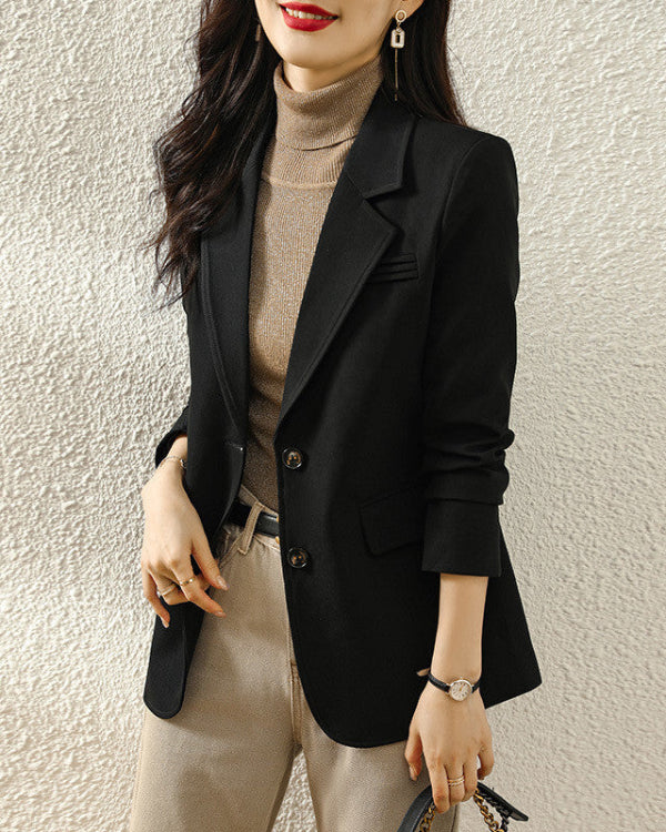 Frau in schwarzem Blazer und beigem Rollkragenpullover, elegante Mode, Business-Look, moderne Damenbekleidung, stilvolle Herbstmode.