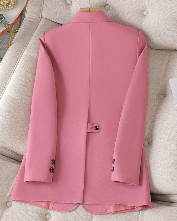 Rosa Damenblazer auf beigem Sofa, Rückansicht. Eleganter, moderner Schnitt mit Knopfdetails an Ärmeln und Rücken. Perfekt für Business-Mode.