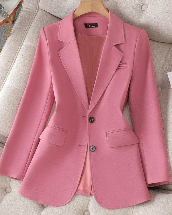 Rosa Damenblazer auf beigem Sessel, elegantes Design mit zwei Knöpfen und Pattentaschen, ideal für Business- und Freizeitoutfits.