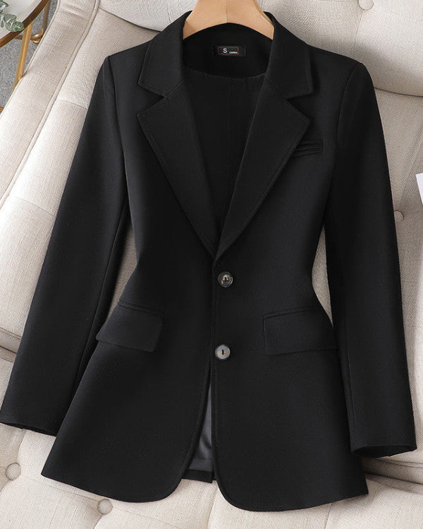 Schwarzer Damenblazer auf beigem Sessel, elegantes Design, zwei Knöpfe, klassische Passform, ideal für Business- und formelle Anlässe.