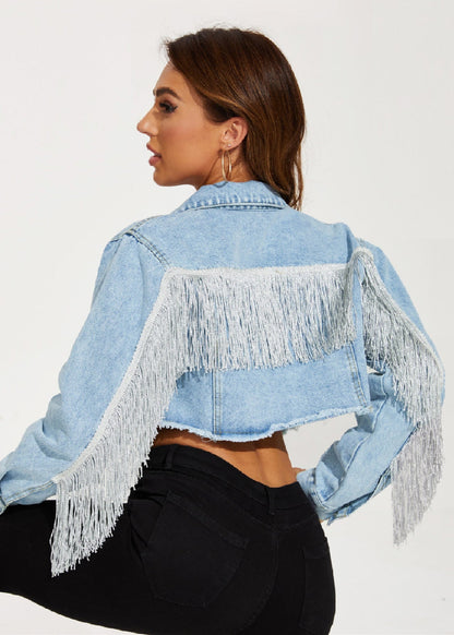 Frau in blauer Jeansjacke mit Fransen, Rückansicht. Modetrend, Fransenjacke, lässiger Stil, Damenmode, Denim.