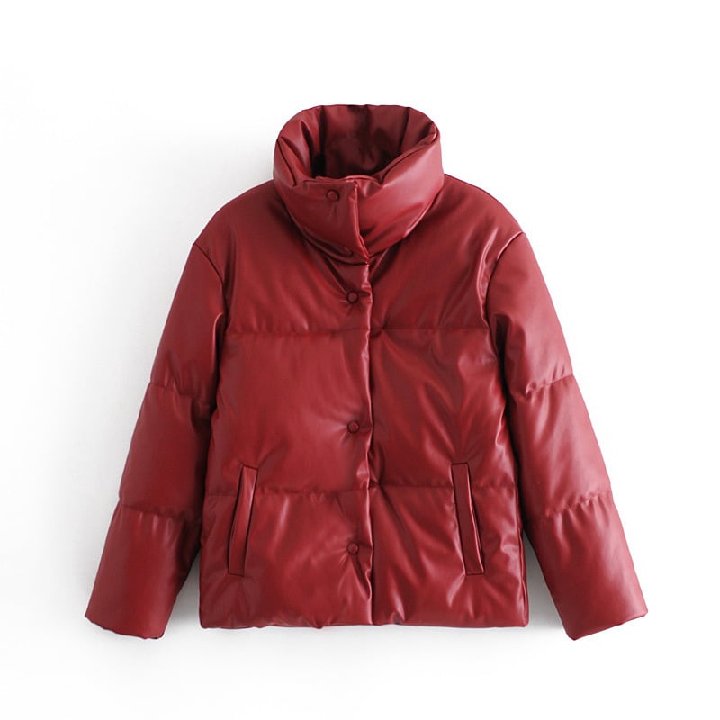 Rote Daunenjacke für Damen, warm und stilvoll, mit Knopfleiste und hohem Kragen. Perfekt für Wintermode und Outdoor-Aktivitäten.