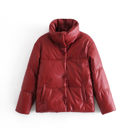 Rote Daunenjacke für Damen, warm und stilvoll, mit Knopfleiste und hohem Kragen. Perfekt für Wintermode und Outdoor-Aktivitäten.
